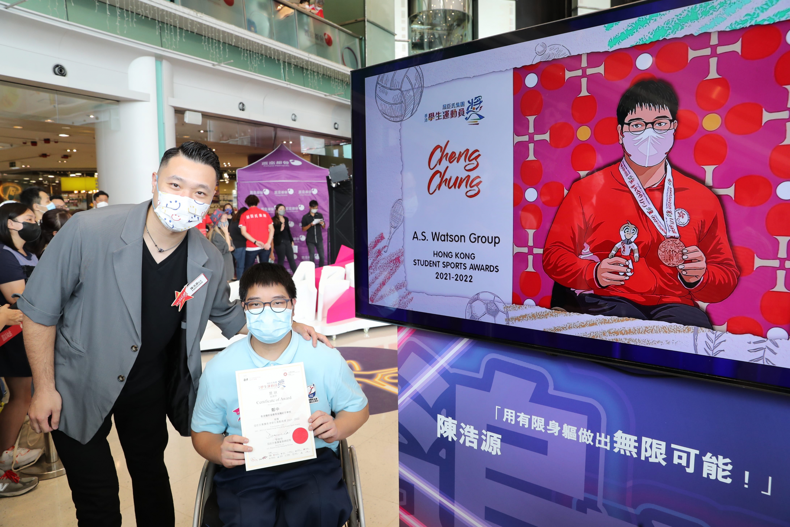 Daniel Chan (Left), MH, Tokyo Paralympic bronze medalist in wheelchair badminton supports table tennis student-athlete Cheng Chung’s special edition NFT STARCERT certificate