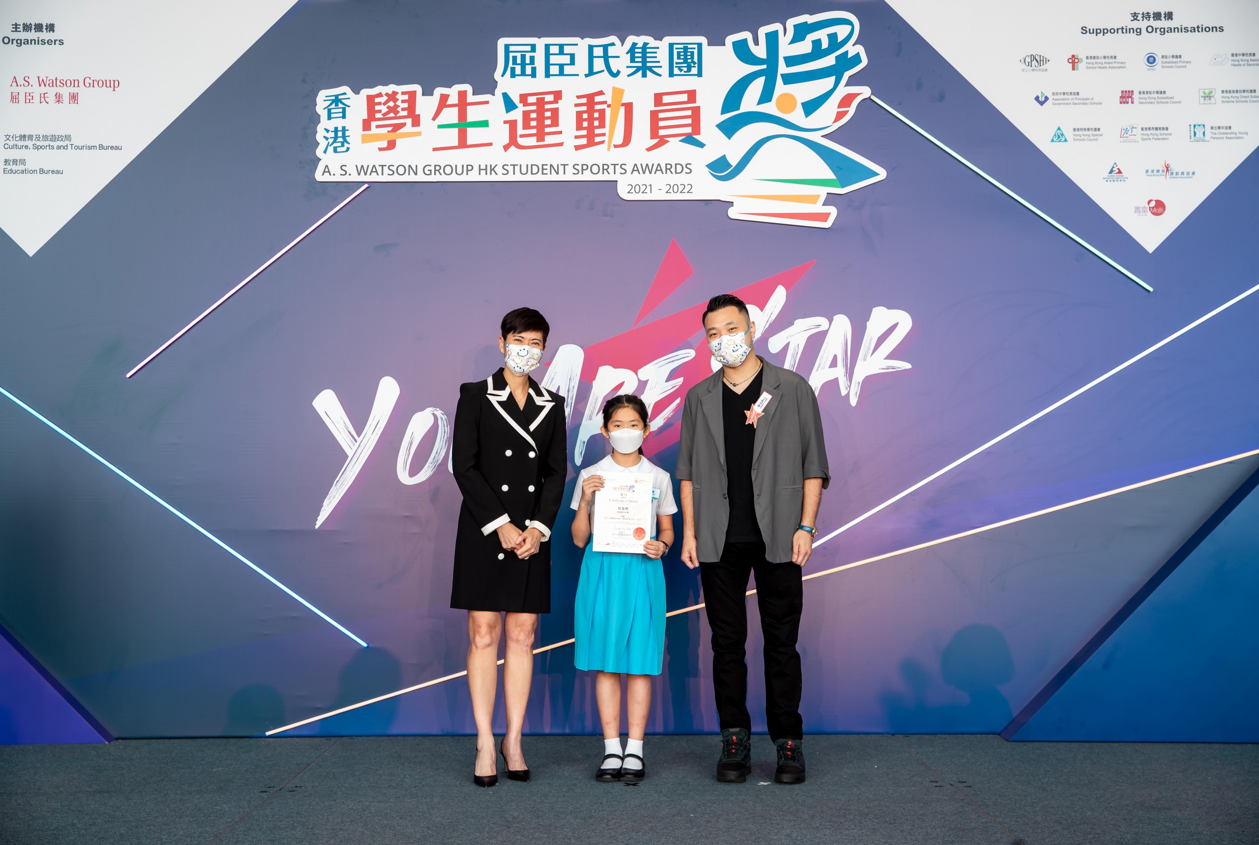 Malina Ngai (Left), JP, CEO of AS Watson (Asia & Europe) and Honorary Advisor of HKSSA and Daniel Chan (Right), MH, Tokyo Paralympic bronze medalist in wheelchair badminton present awards to outstanding student-athletes, encouraging them to pursue their dreams and become the new stars on the sports grounds