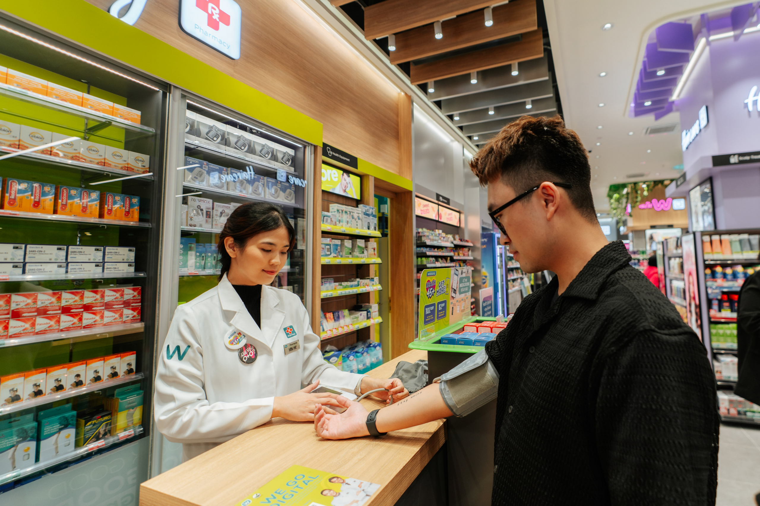新店有藥房,藥劑師及保健專員可隨時為顧客提供免費的健康檢查,例如血壓、BMI和血糖檢查