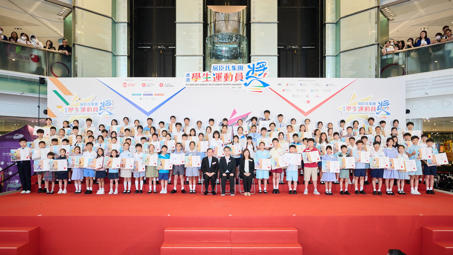 Celebrating the 19th anniversary of HKSSA, Sze Chun-fai, Jeff, JP, Under Secretary for Education, Education Bureau, and Dominic Lai, Chairman of AS Watson Group presented the awards to the student sports elites