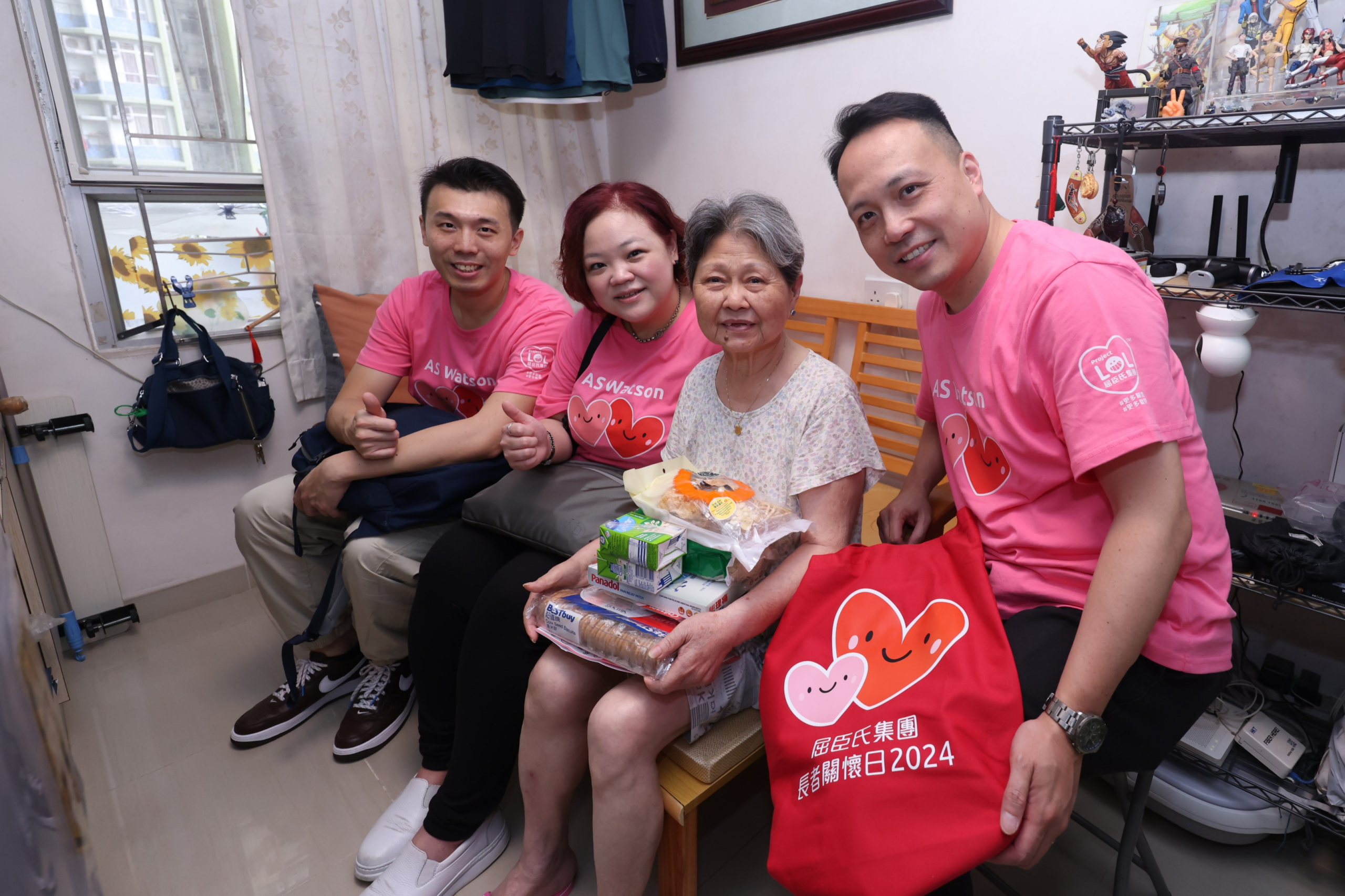 屈臣氏集團「Project LOL長者關懷日」,召集逾1,100位來自集團旗下業務單位及47家業務伙伴的義工,探訪港九新界9個地區共2,000位長者 。