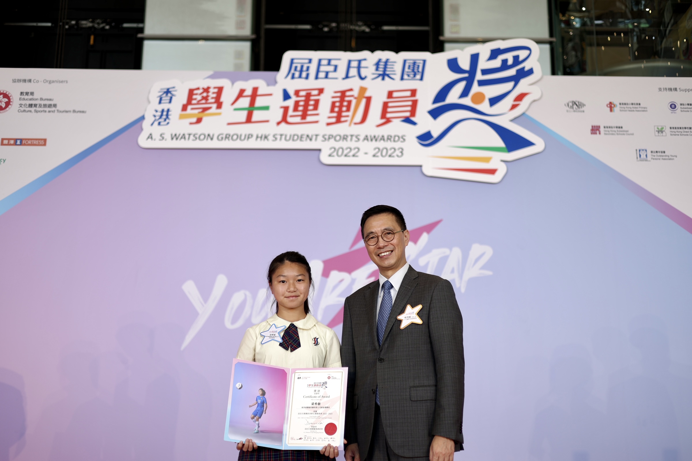 Kevin Yeung Yun Hung, GBS, JP, Secretary for Culture, Sports and Tourism presents awards to outstanding student-athlete, encouraging them to pursue excellence in sports