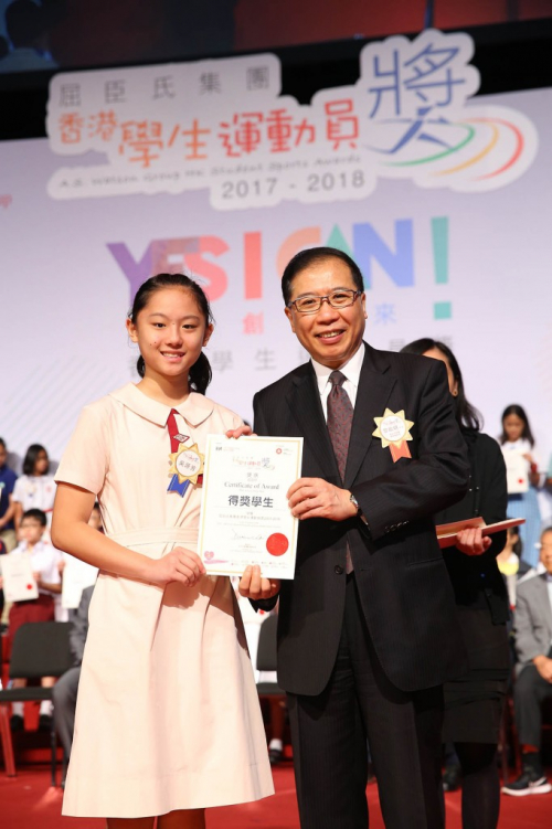 屈臣氏集團董事總經理黎啟明先生(圖2a) 與教育局局⾧ 楊潤雄太平紳士(圖2b)頒獎予傑出學生運動員。