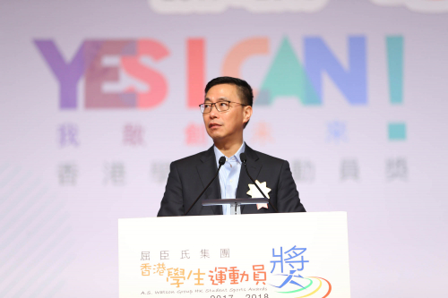 教育局局⾧楊潤雄太平紳士嘉許傑出學生運動員,鼓勵他們積極參與體育運動。