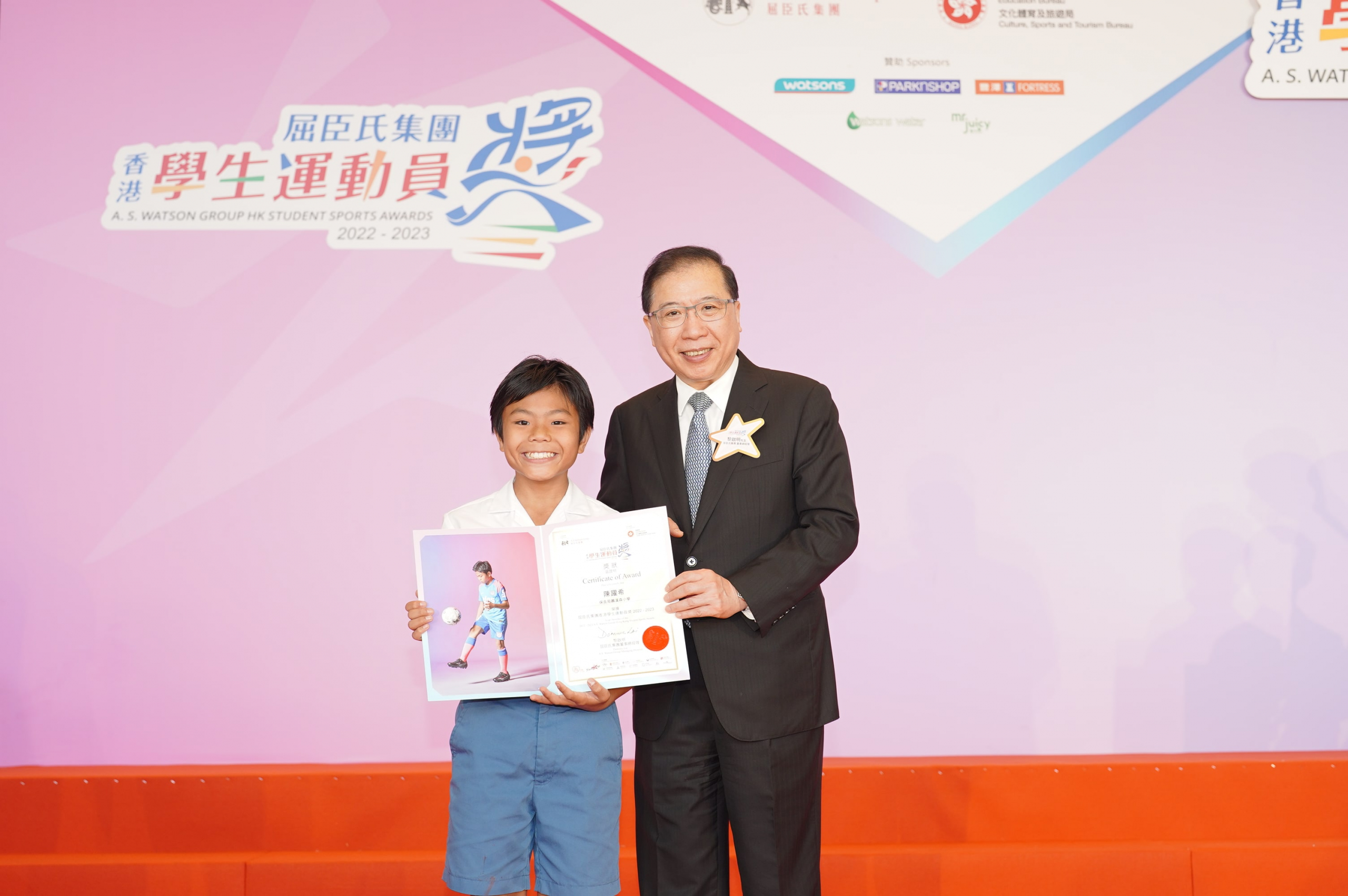 Dominic Lai, Group Managing Director of AS Watson Group presents awards to awardee, encouraging the youth to live by the motto of HKSSA “YOU ARE STAR”, lighting up at different life stages and striving for a bright future for Hong Kong