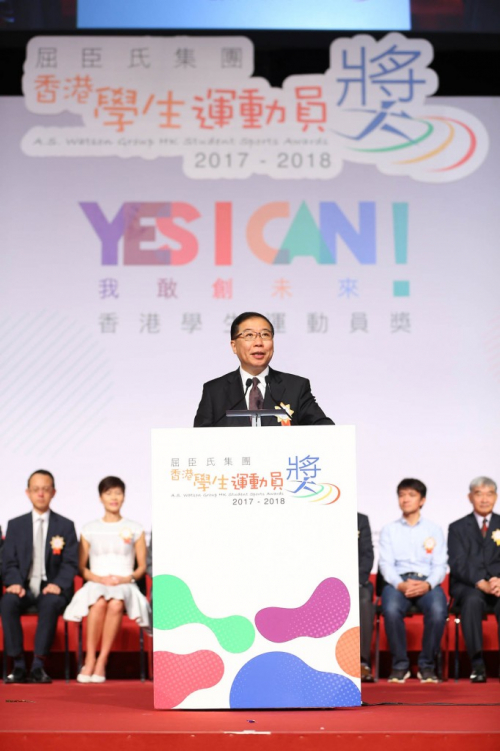 屈臣氏集團董事總經理黎啟明先生頒發獎項,並勉勵學生運動員堅持搏盡無悔的追夢者的精神,藉追求屬於自己的理想,放膽於體壇振翅高飛!