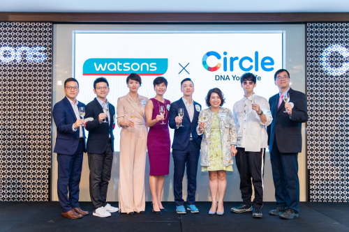 屈臣氏集團與數碼保健基因檢測公司Prenetics達成獨家合作協議,於旗下香港屈臣氏網上及網下平台首度推出Circle DNA基因測試套裝 。屈臣氏集團首席營運總監倪文玲(左四),香港屈臣氏董事總經理張慧屏(右三) 及Prenetics行政總裁楊聖武(右四) 與一衆嘉賓合照