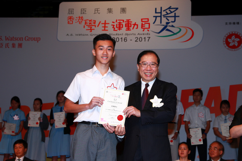 圖2a, 2b：屈臣氏集團董事總經理黎啟明先生（圖2a） 與教育局常任秘書長黎陳芷娟太平紳士（圖2b）頒獎予傑出學生運動員。