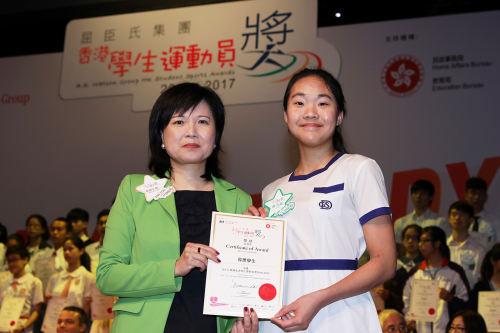 圖2a, 2b：屈臣氏集團董事總經理黎啟明先生（圖2a） 與教育局常任秘書長黎陳芷娟太平紳士（圖2b）頒獎予傑出學生運動員。