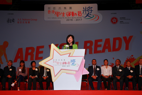 圖3：教育局常任秘書長黎陳芷娟太平紳士嘉許傑出學生運動員，鼓勵他們積極參與體育運動。