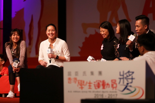 圖5：2017年度亞洲田徑大獎賽(台北站)跳高金牌得主楊文蔚小姐（左1）、2016里約奧運香港游泳代表隊隊員江忞懿小姐（左2）親身到場，與得獎學生分享在體壇奮發向前的故事，以啟發學生擁抱未來！