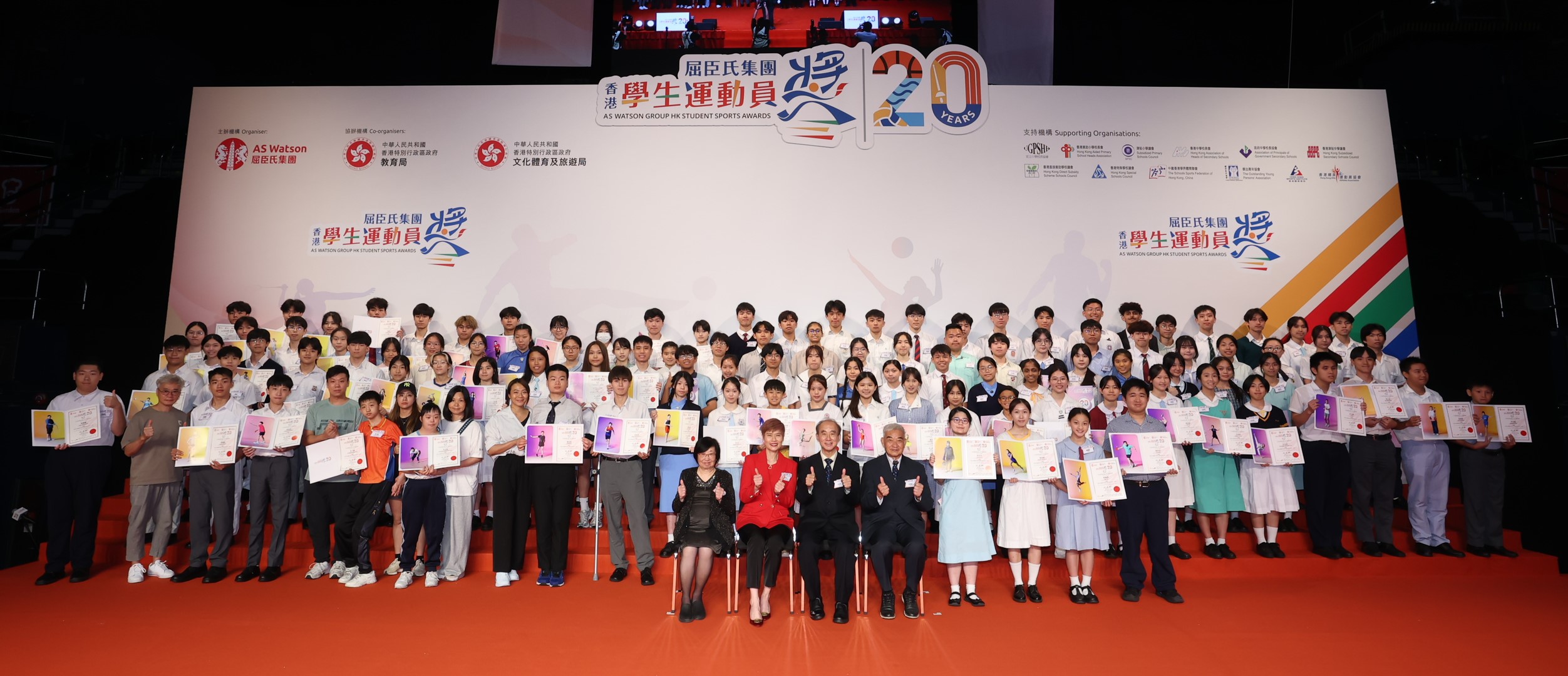This year's awards ceremony brought together over 2,000 audiences, including award-winning students, guests, parents, friends, and past awardees, uniting in a grand celebration.